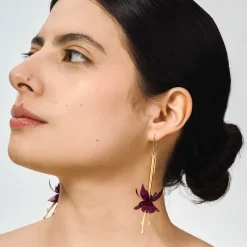 Amarantowe kolczyki w formie kwiatu fuksji z kolekcji Plantis