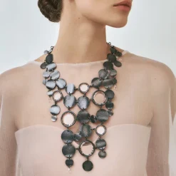 Artystyczna, ciemna kolia z kryształami z kolekcji Rundo