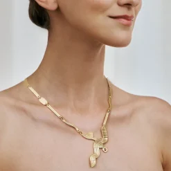 Artystyczny naszyjnik z zawieszką i czerwonym kryształem z kolekcji Holos