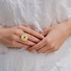 Artystyczny pierścionek bursztynem w kolorze miodowym z kolekcji Baltica