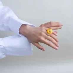 Artystyczny pierścionek bursztynem w kolorze miodowym z kolekcji Baltica