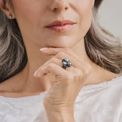 Artystyczny, srebrny pierścionek z perełkami z kolekcji Soda