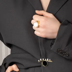 Artystyczny sygnet z masą perłową z kolekcji Parer