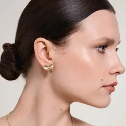 Asymetryczne kolczyki z koniczynami na sztyfcie z kolekcji Bery