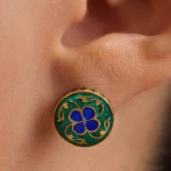 Asymetryczne kolczyki z motywami roślinnymi z kolekcji Minakari