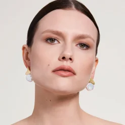 Asymetryczne kolczyki z perłami słodkowodnymi z kolekcji Parer