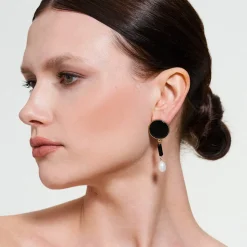 Asymetryczne, pozłacane kolczyki z onyksem i perłami