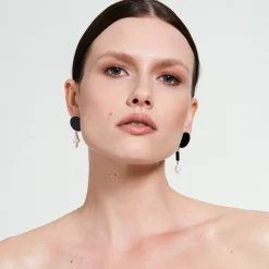 Asymetryczne, pozłacane kolczyki z onyksem i perłami