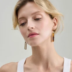 Asymetryczne, pozłacane kolczyki z bursztynami z kolekcji Baltica