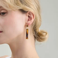 Asymetryczne, pozłacane kolczyki z bursztynami z kolekcji Baltica