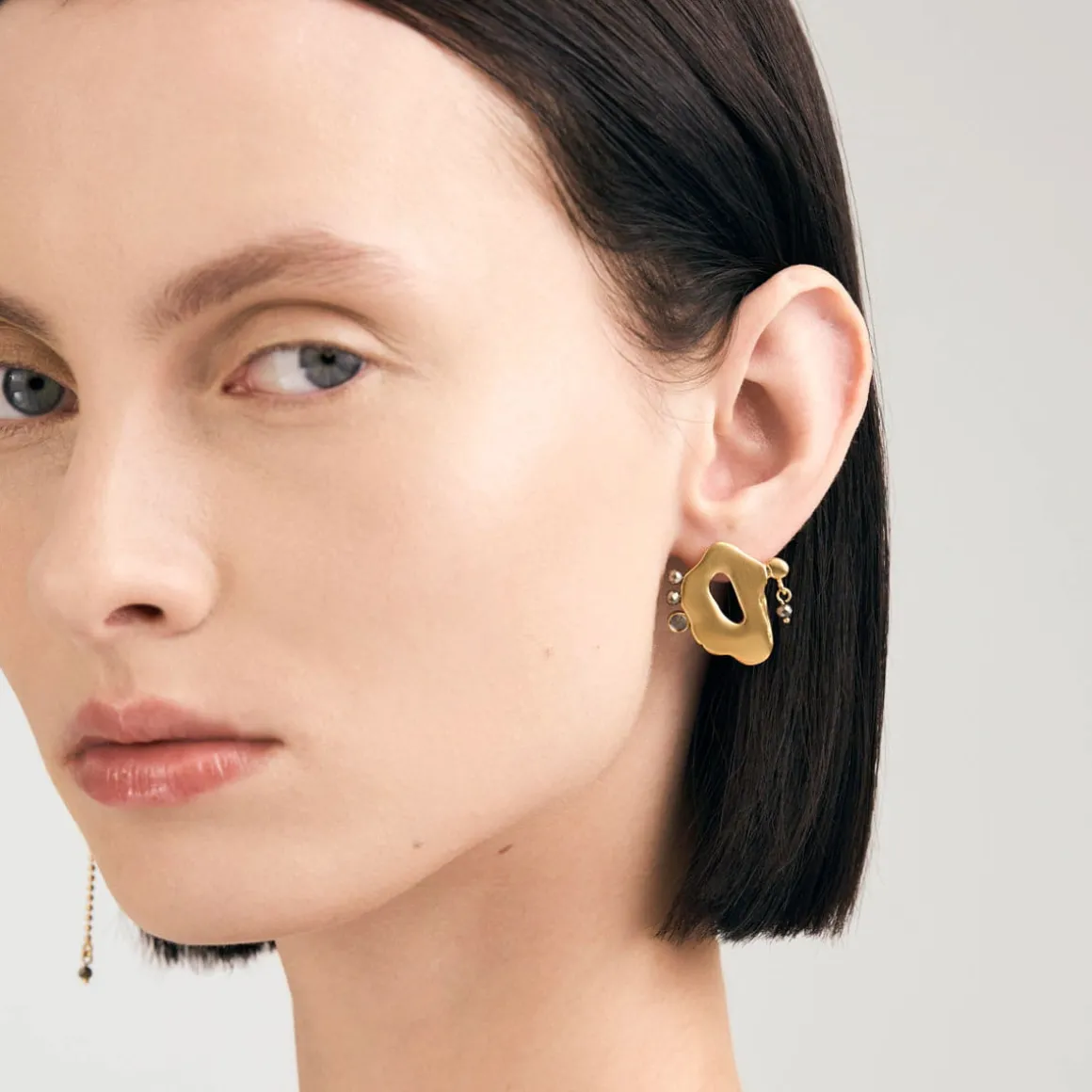 Asymetryczne, pozłacane kolczyki z meteorytem z kolekcji Meteoros