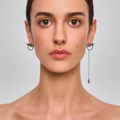 Asymetryczne, srebrne kolczyki z kolekcji Semios