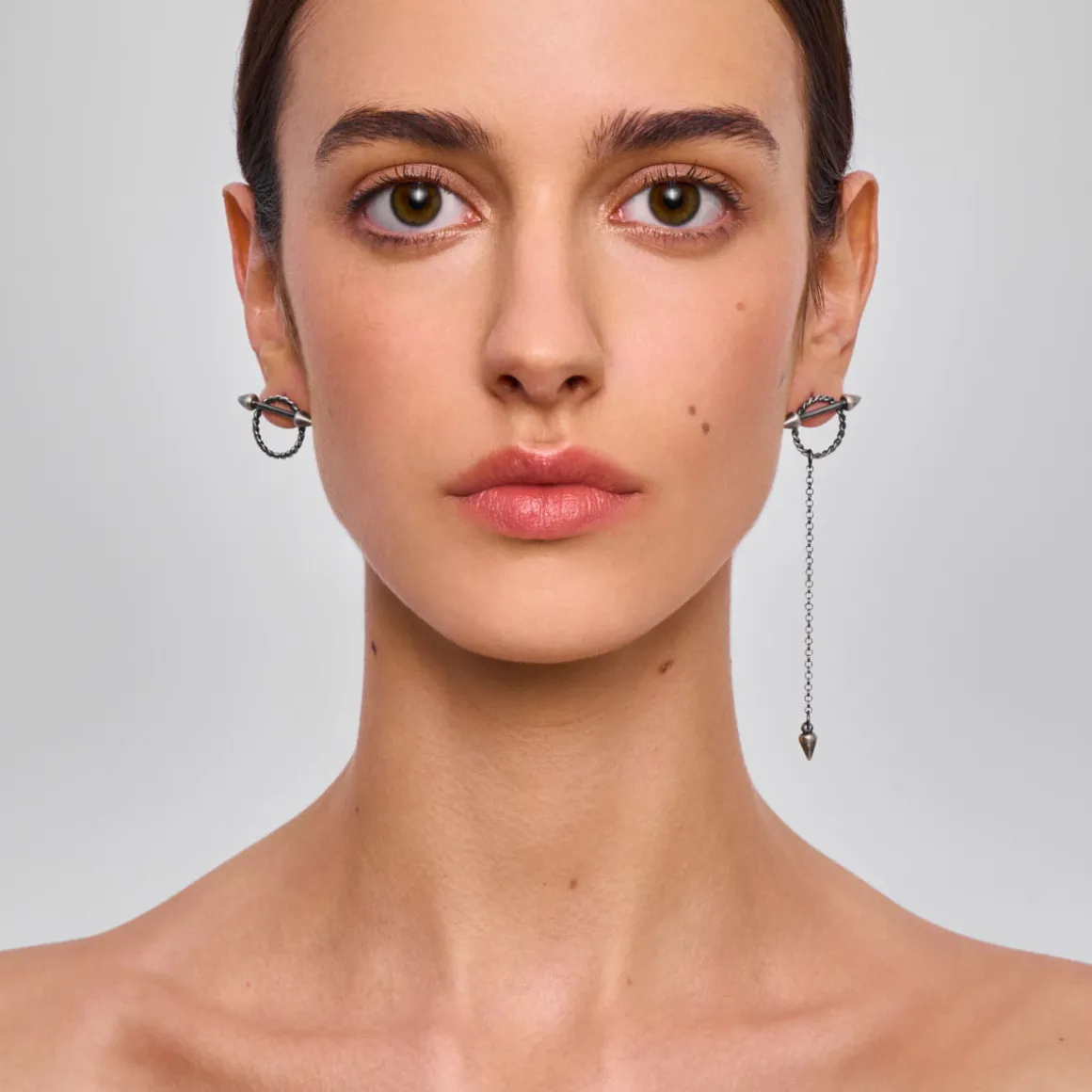 Asymetryczne, srebrne kolczyki z kolekcji Semios