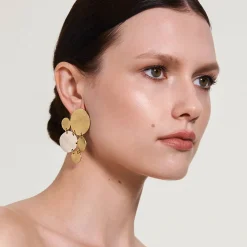 Asymetryczne, srebrno-złote kolczyki z kolekcji Rundo