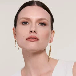 Asymetryczne, złote kolczyki z sylwetkami kobiet z kolekcji Body