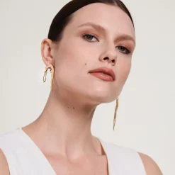 Asymetryczne, złote kolczyki z sylwetkami kobiet z kolekcji Body
