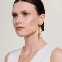 Asymetryczne, złote kolczyki z sylwetkami kobiet z kolekcji Body