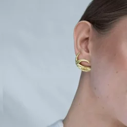 Asymetryczne, złote kolczyki rozgwiazdy z kolekcji Maris