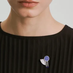 Asymetryczny srebrny pin z lapis lazuli z kolekcji Orini