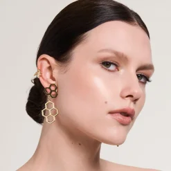 Ażurowe, złote kolczyki na sztyft z kolekcji Apis