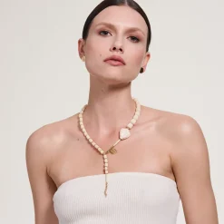 Biały, limitowany naszyjnik w formie węża z kolekcji Kembali