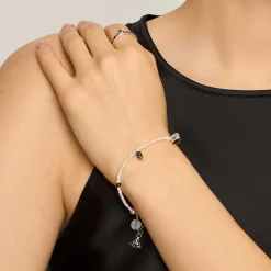 Bransoletka z onyksów i pereł z ozdobnymi zawieszkami z kolekcji Minakari