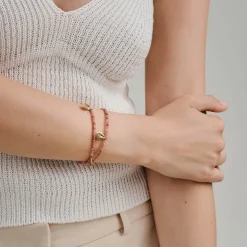 Bransoletka z różowych turmalinów ze złotymi zawieszkami z kolekcji Bery