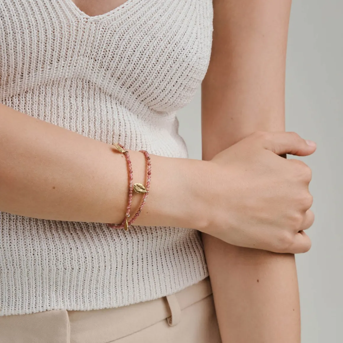 Bransoletka z różowych turmalinów ze złotymi zawieszkami z kolekcji Bery
