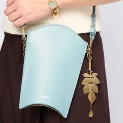 Brelok z ceramiką w kształcie liścia róży z kolekcji Monumental