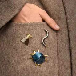 Brązowy pin ćma z kolekcji Plantis