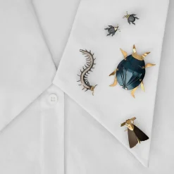 Brązowy pin ćma z kolekcji Plantis