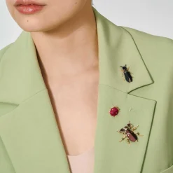 Czerwony pin w kształcie biedronki z kolekcji Plantis