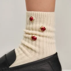 Czerwony pin w kształcie biedronki z kolekcji Plantis