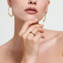 Delikatny pierścionek z małym oczkiem z kolekcji New Stone