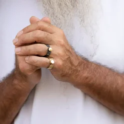 Delikatny pierścionek z okrągłym oczkiem z kolekcji Moon