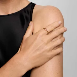 Delikatny pierścionek z różowym turmalinem z kolekcji Aurora