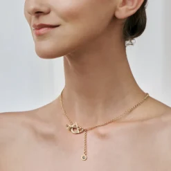 Delikatny, pozłacany naszyjnik z niebieskim kryształem z kolekcji Holos