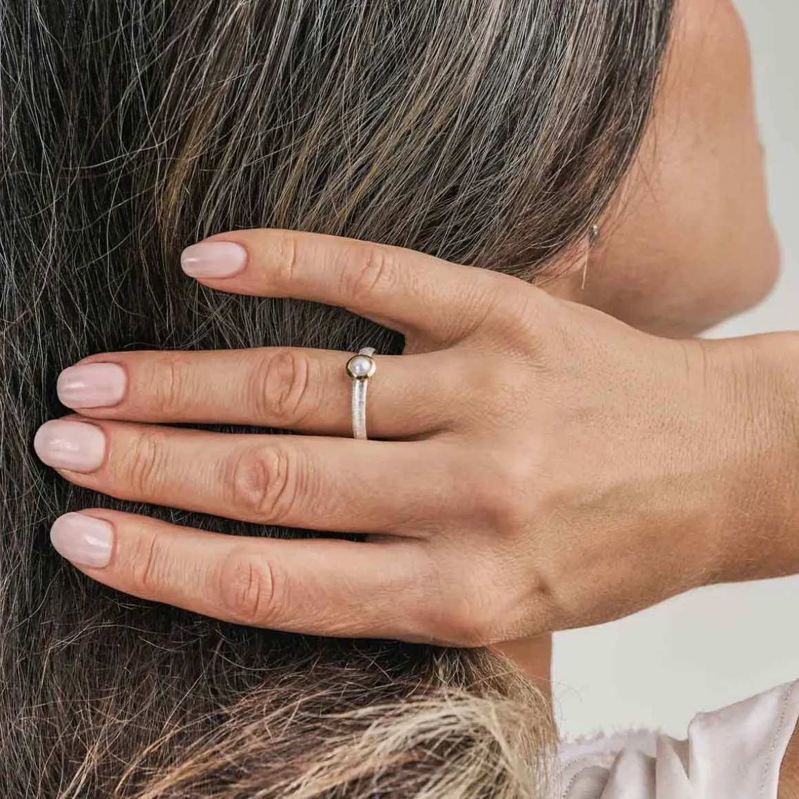 Delikatny, srebrny pierścionek z perłą z kolekcji Verum