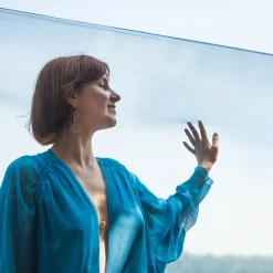 Delikatny, złoty naszyjnik z niebieskim kryształem z kolekcji Ray