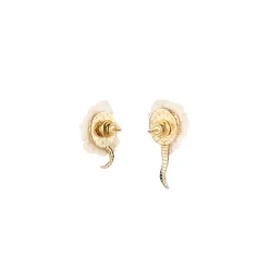 Drobne, asymetryczne kolczyki z ozdobnymi kwiatami z kolekcji Kembali