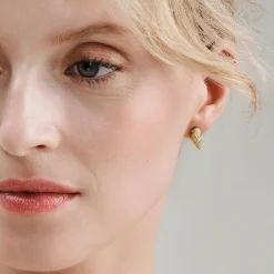 Drobne kolczyki muszelki z kolekcji Maris