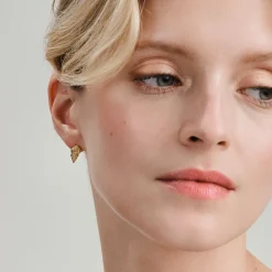 Drobne kolczyki muszelki z kolekcji Maris