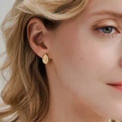 Drobne, pozłacane kolczyki listki na sztyft z kolekcji Bery