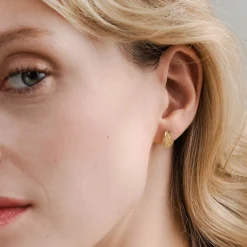 Drobne, pozłacane kolczyki listki na sztyft z kolekcji Bery