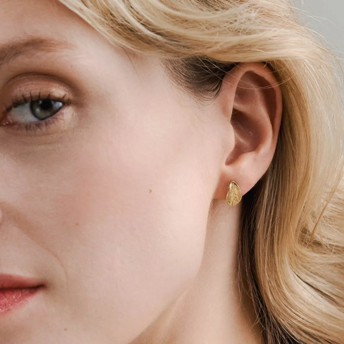 Drobne, pozłacane kolczyki listki na sztyft z kolekcji Bery