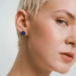 Drobne pozłacane kolczyki z lapis lazuli z kolekcji Orini