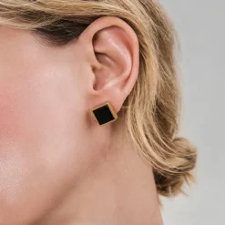 Drobne, pozłacane kolczyki z onyksem z kolekcji Parer