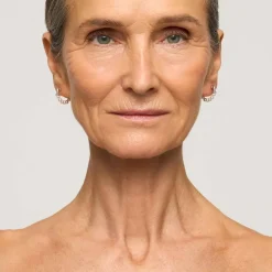 Drobne, srebrne kolczyki z perłami z kolekcji Perle