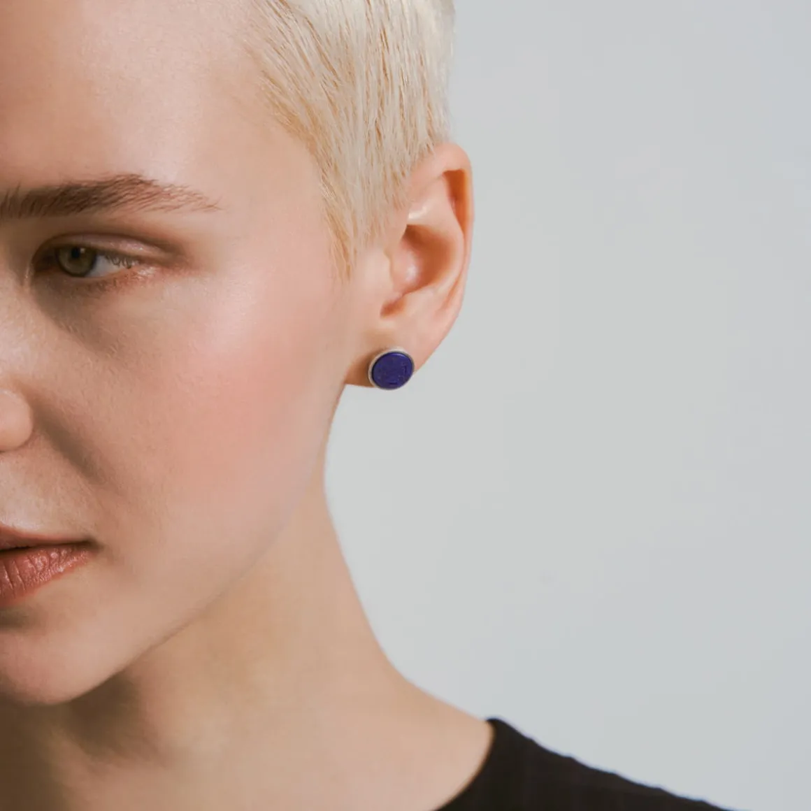 Drobne srebrne kolczyki z lapis lazuli z kolekcji Orini