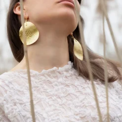 Duże kolczyki z kolekcji Moon o nieregularnej powierzchni